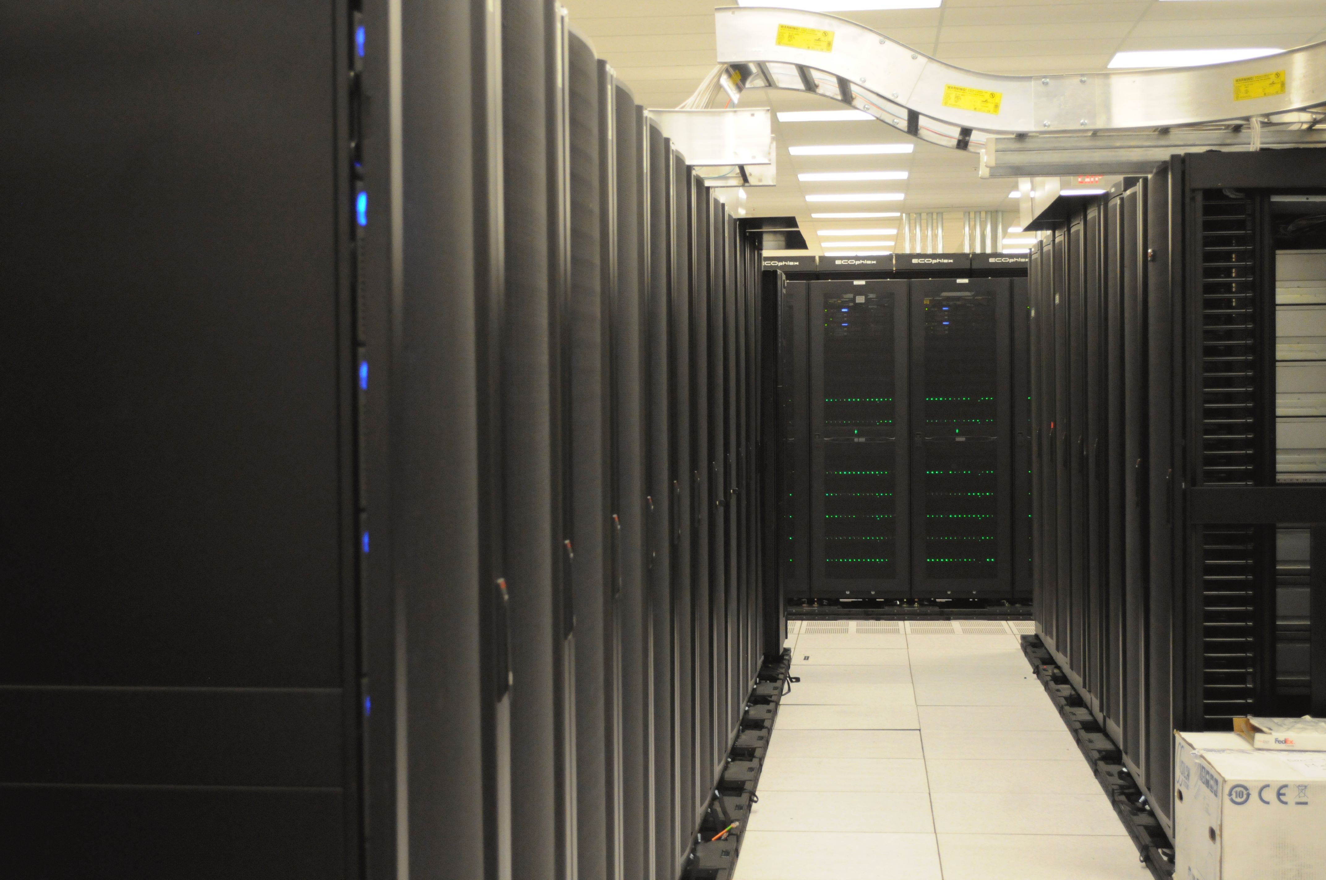Racks com servidores e equipamentos de rede em um data center